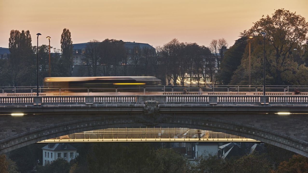 Die historische Pont Adolphe verbindet in Luxemburg die Altstadt mit dem Bahnhofsviertel.