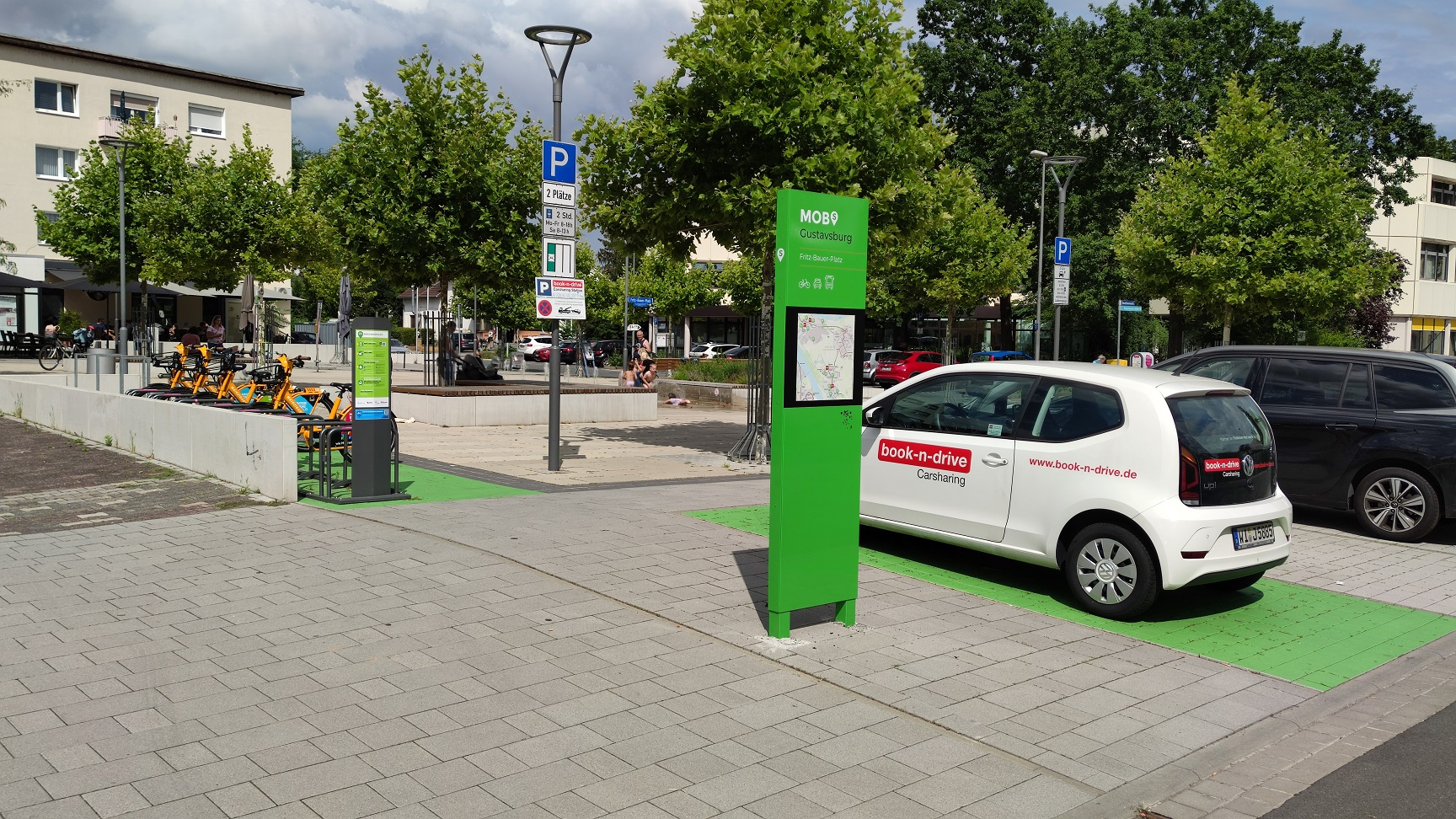 Parkende Fahrräder und Autos