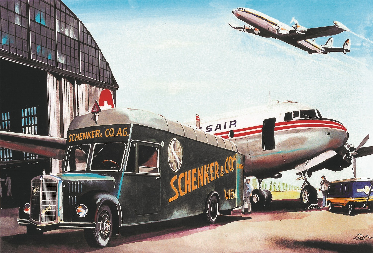 Ein alter Laster aus den 1950-er Jahren von Schenker parkt vor einer Hangar. Im Hintergrund sind Flugzeuge zu sehen.