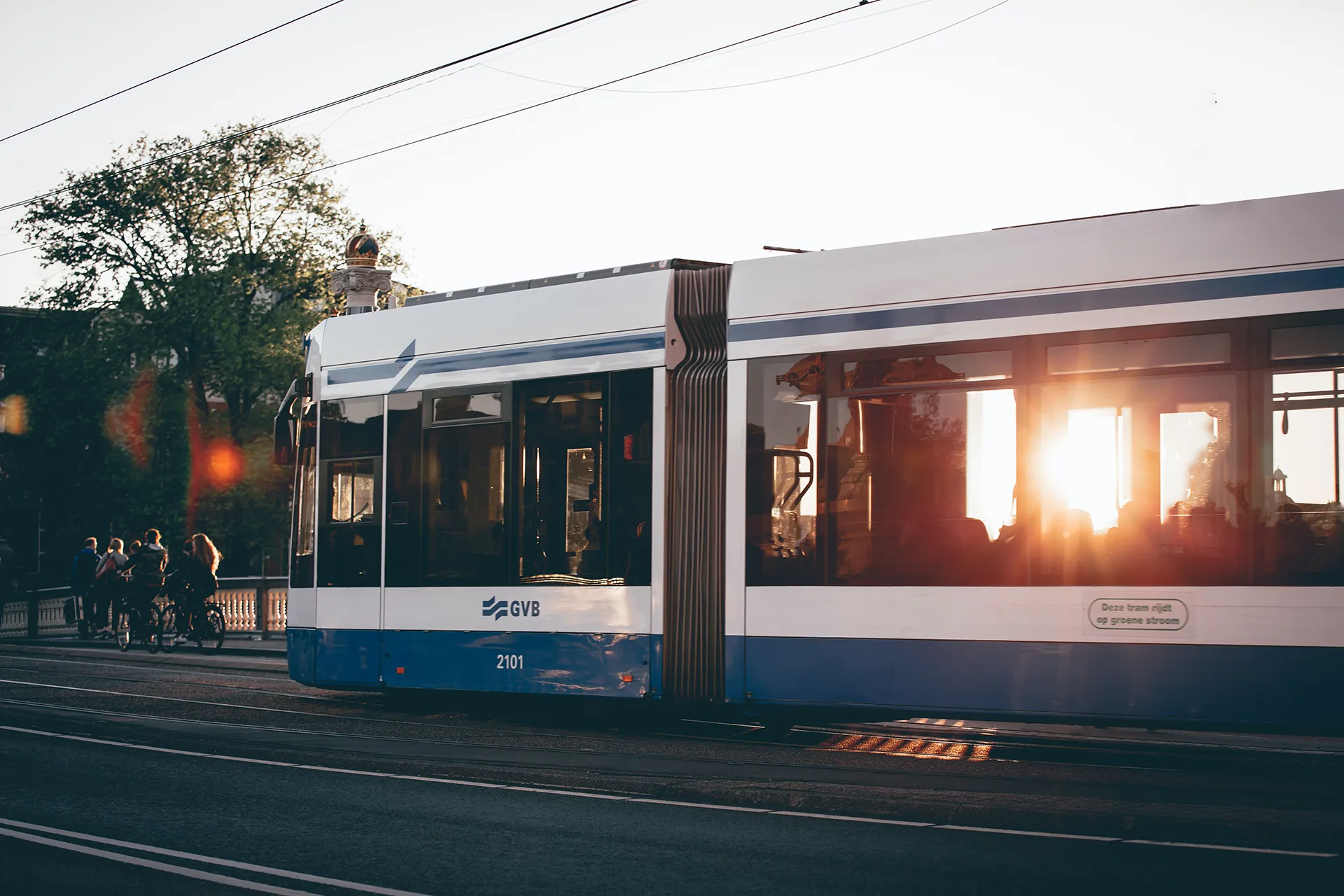 Tram während Sonnenuntergang
