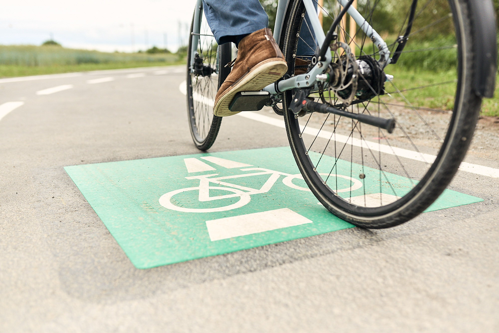 Fahrrad fährt auf einem Radschnellweg, der durch ein entsprechendes grünes Verkehrszeichen gekennzeichnet ist