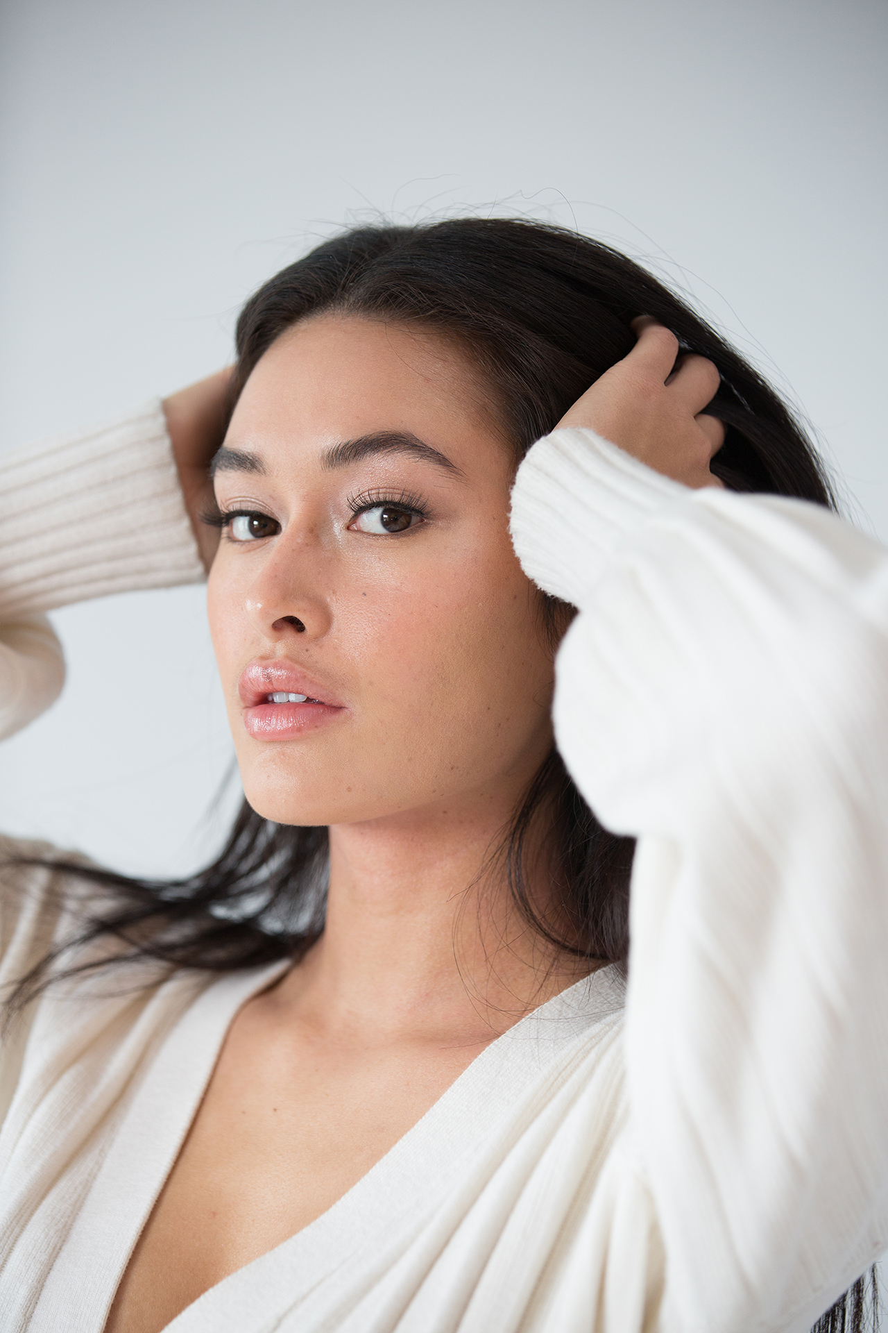 Model Bailey Sitha Clark wearing a pair of Lithe Lashes