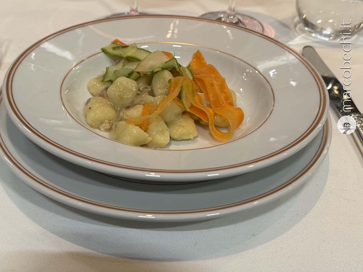 Gnocchi di patate fatti in casa, ragù di faraona marinata, verdure croccanti
