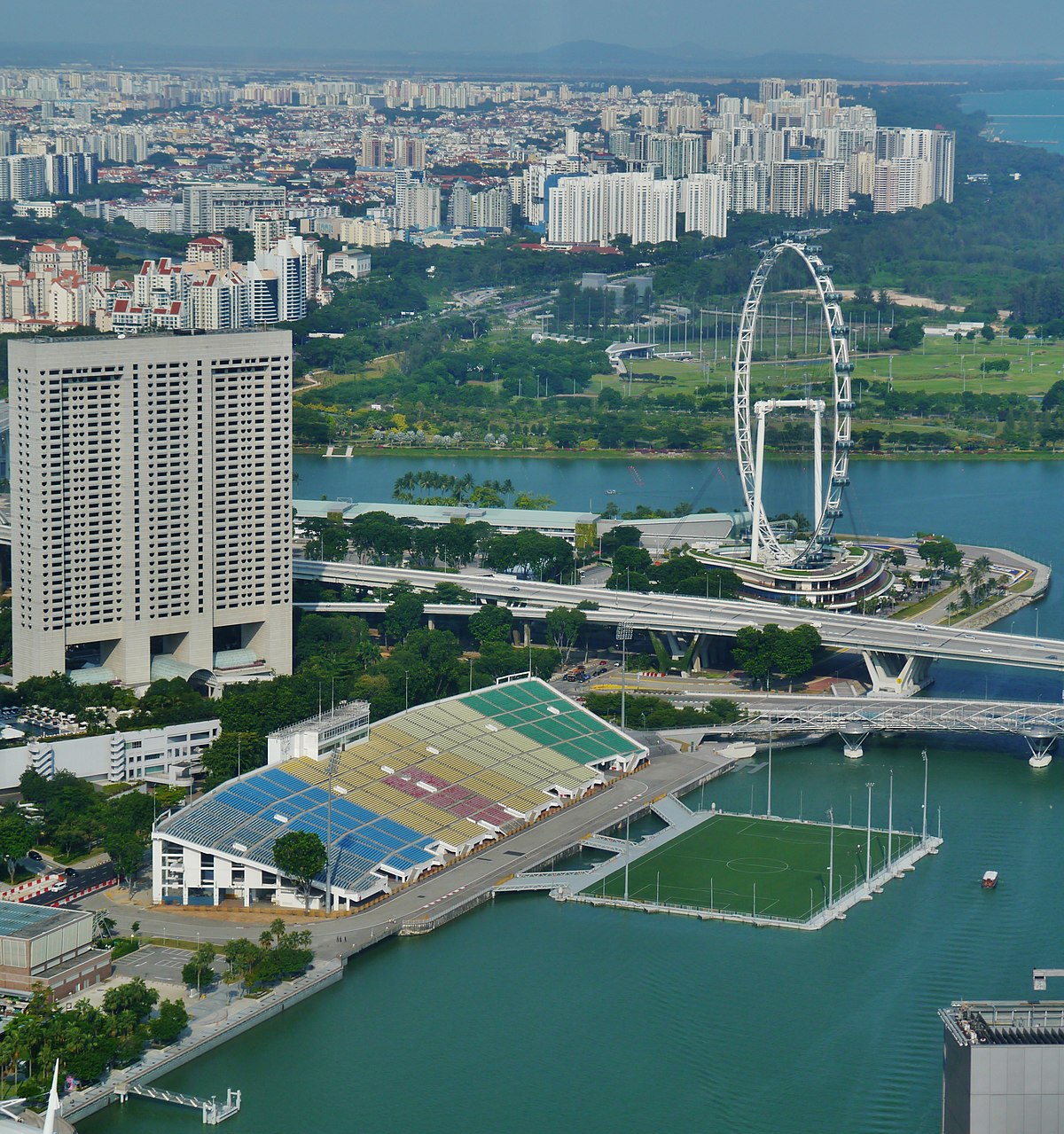 Singapore Singapore Flyer & The Float @ Marina Bay viewed from UOB Plaza.jpg