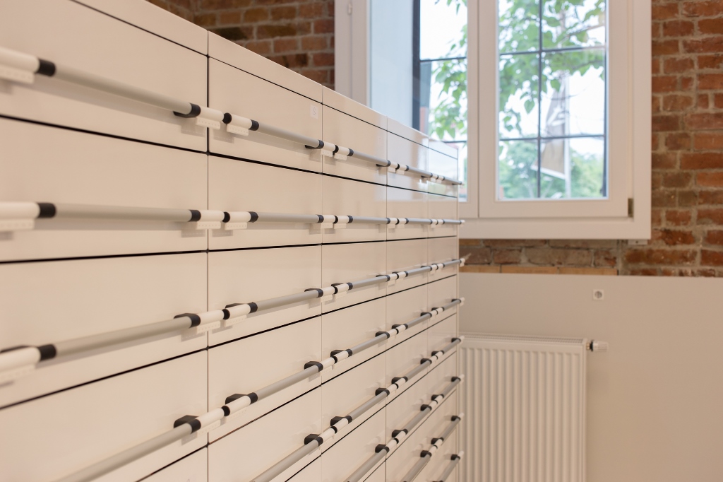 Detailansicht des Schubladenelements in der Apotheke am Handelskai