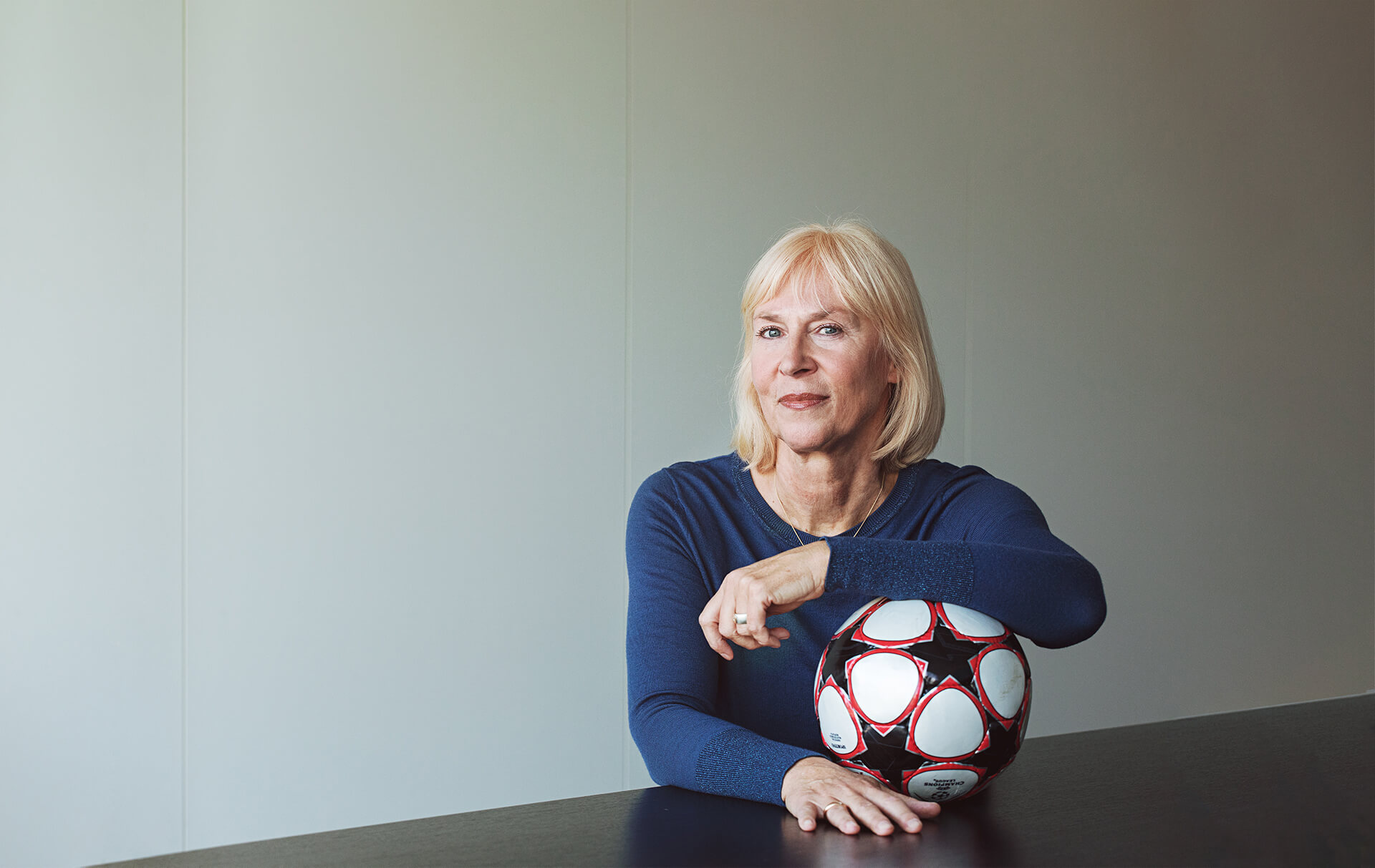 Gaby Papenburg mit Fußball