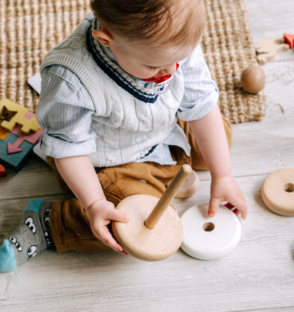 Pourquoi bébé jette tout par terre