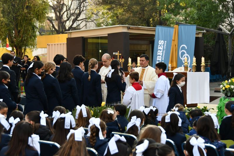 Ceremonia eucarística en el exterior en Cumbres Lomas.