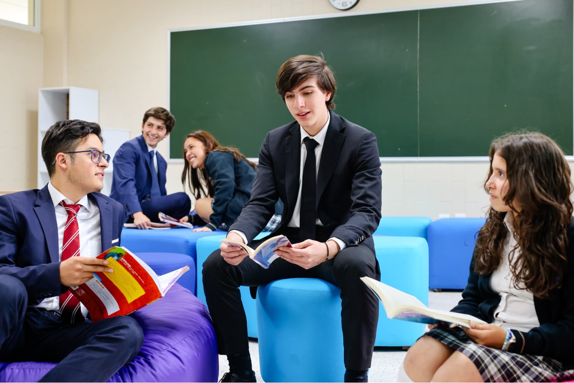 Alumnos de Cumbres Lomas conversando en un tercer idioma. 
