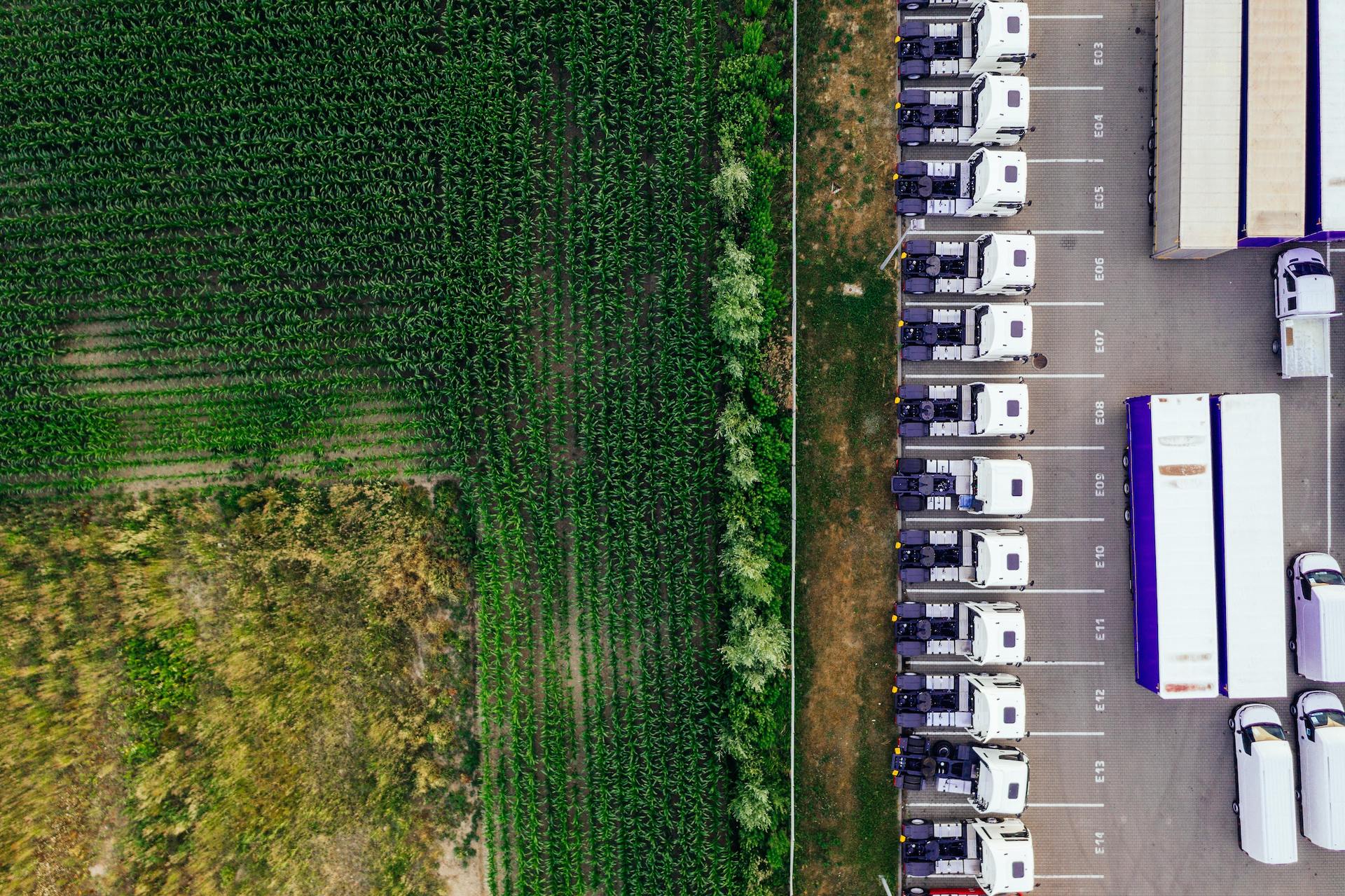 Paisaje de estacionamiento de camiones de carga