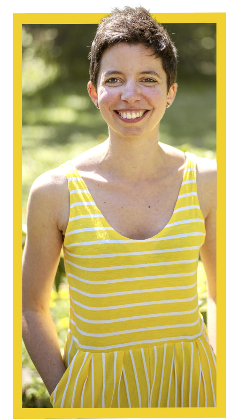 Souriante dans ma tenue jaune et blanche.