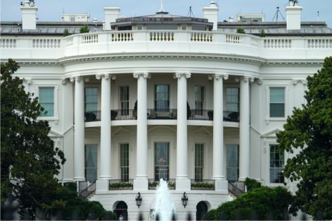 This is the image of The White House where the President of he united States lives. This image also has a tree and a fountain.