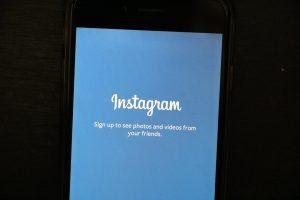 Instagram screen saying "Sign up to see photos and videos of your friends".