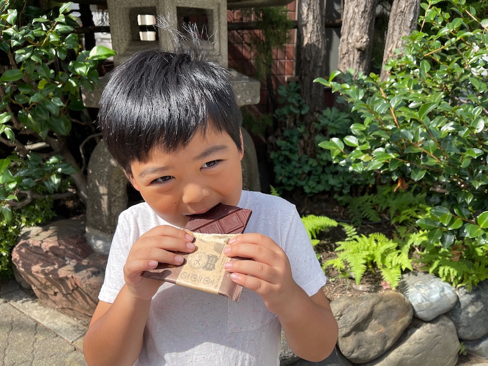 Na'kau のチョコレートを食べる男の子
