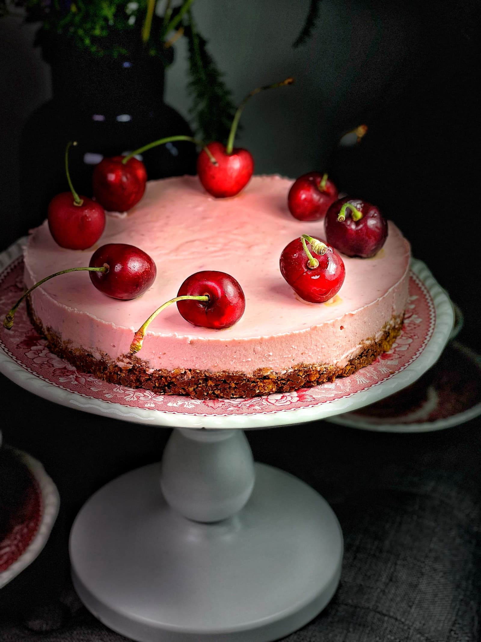 Cashew-Cheesecake mit Kirschen Cashew-Cheesecake mit Kirschen