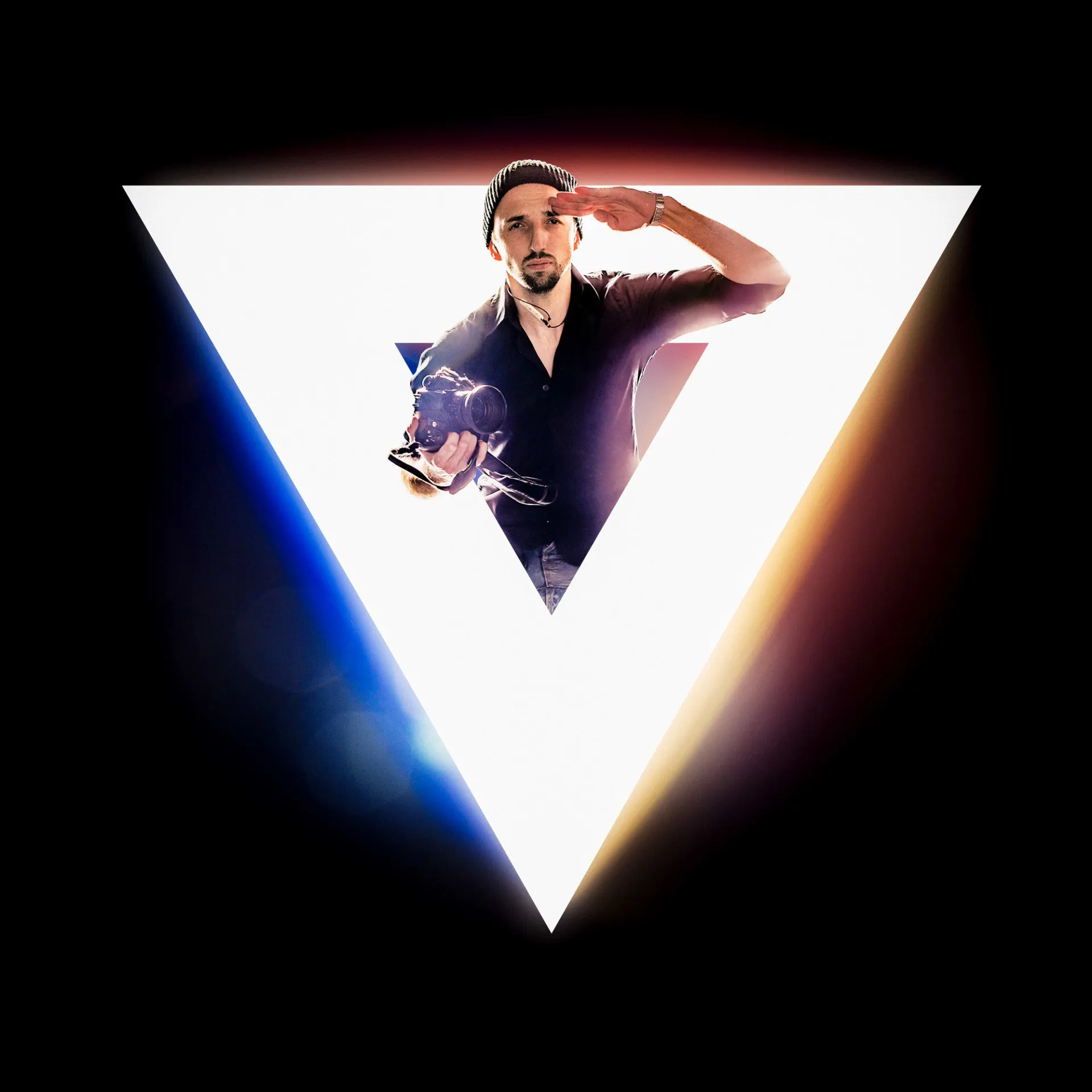 Viktor Stark springt aus seinem dreiecks logo heraus