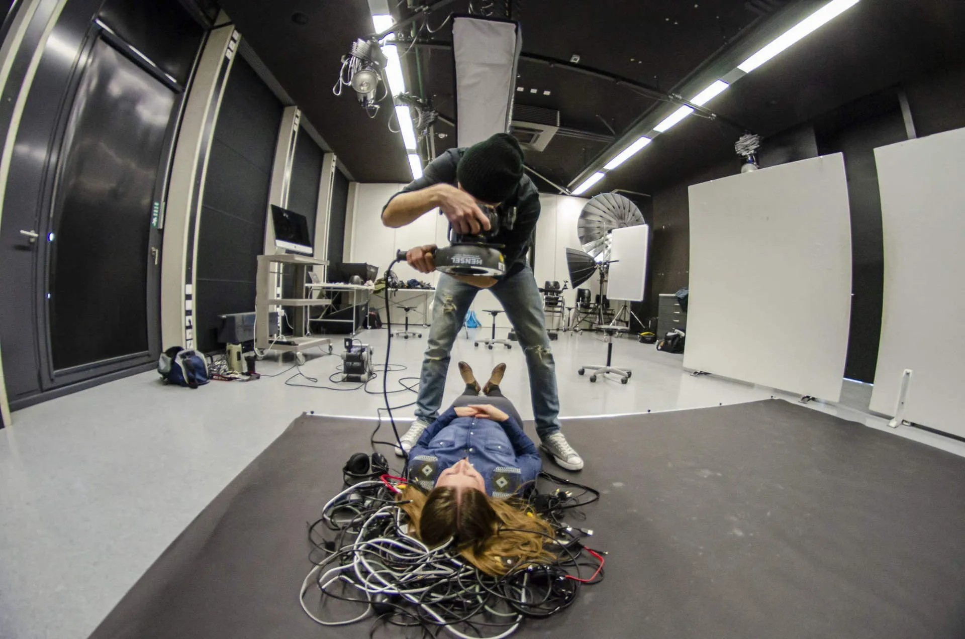 fotograf fotografiert eine person die auf dem boden liegt
