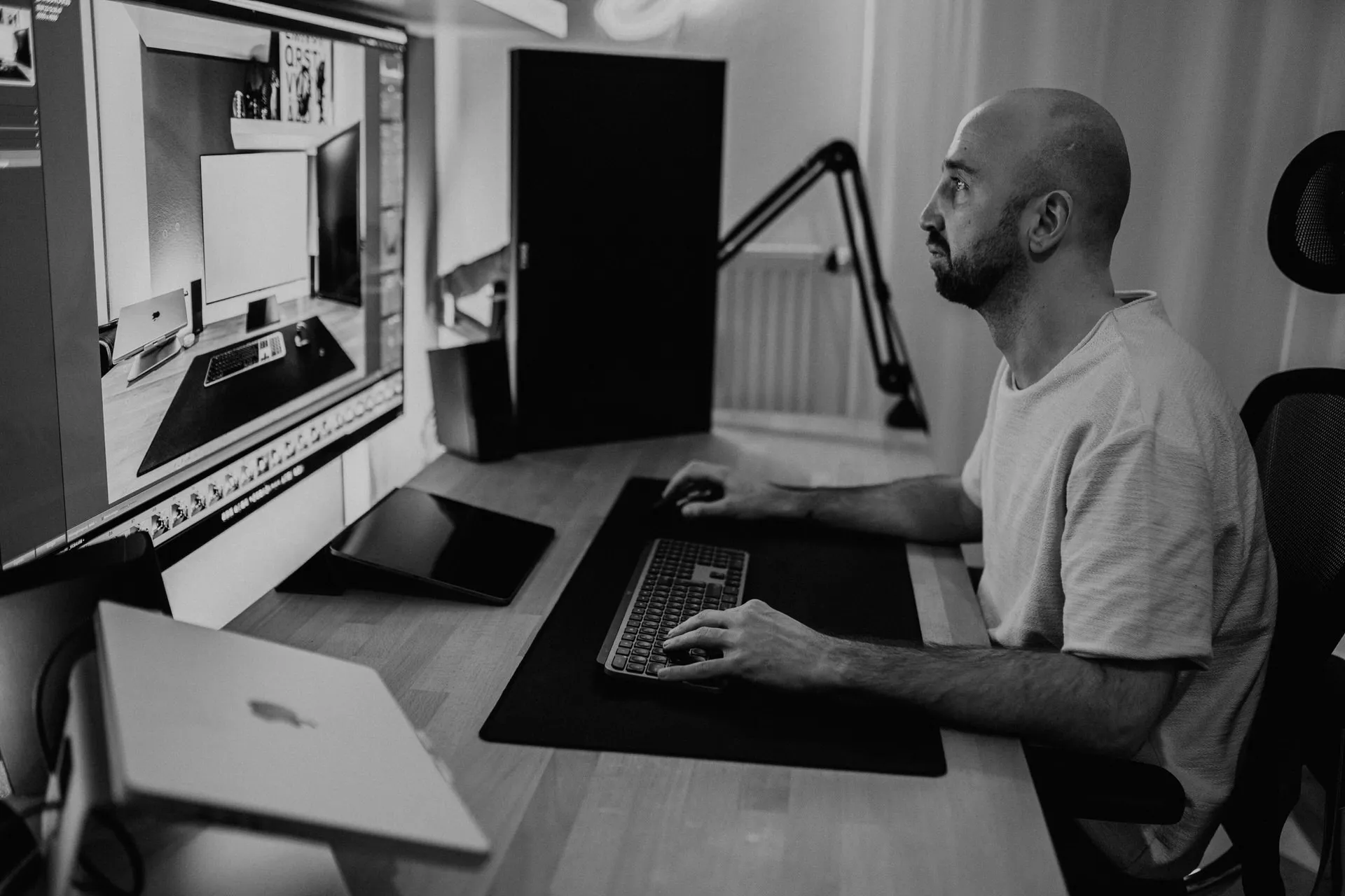 Viktor Stark, Designer bearbeitet einige Bilder an seinem Arbeitsplatz