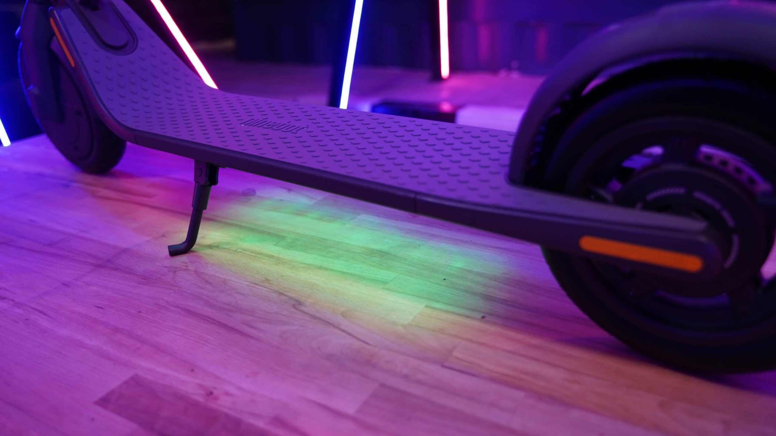 ninebot kickscooter e25-ไฟใต้ท้องเครื่อง