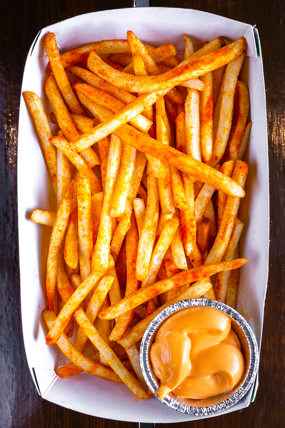 Fritas com sal de páprica e alecrim com cheddar derretido a parte.