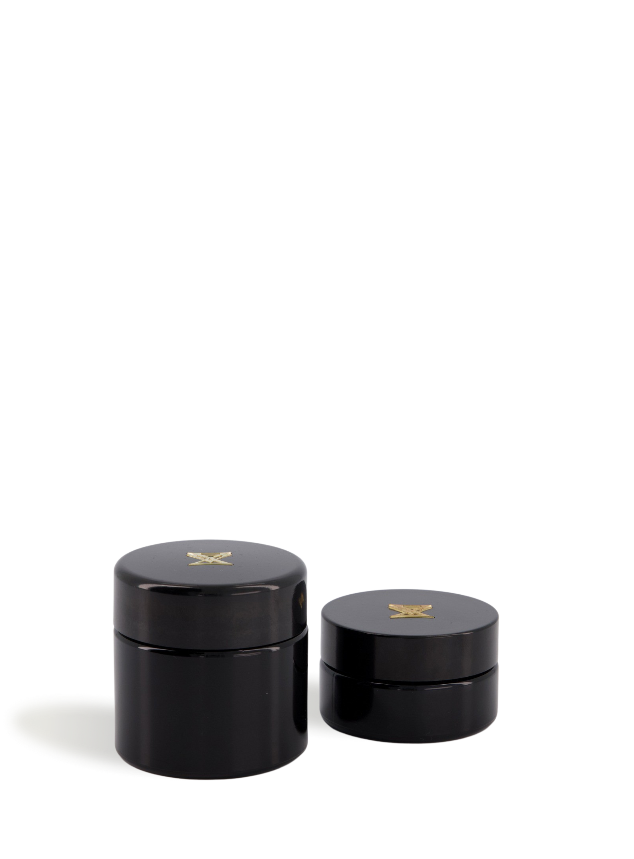 Combining chic minimalism and the perfect conditions to store your sacred plants, the Extra Virgo Monogram Glass Jar will sit perfectly on your favorite shelf. Coming in 2 sizes, 50 (70 x 62 x 52) and 100ml (71x71x72) your smaller and larger stashes will find a secure home in these elegant opaque jars.