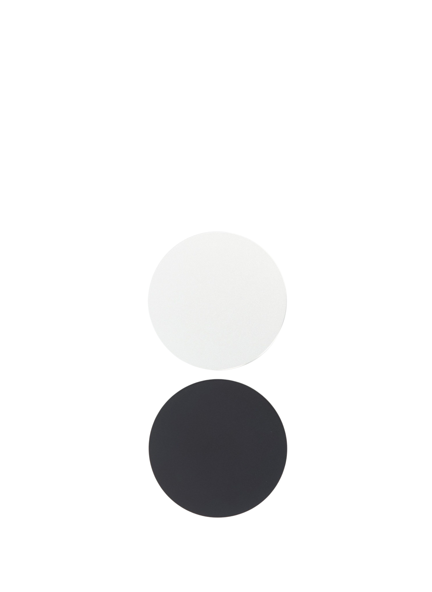 This airtight container by Craighill is a perfect hiding place for sacred plants and little treasures. Made from Anodized aluminum, it features a secure seal thanks to a silicon ring. Craighill's functional minimalism shines through the matte texture of these black and silver stash jars.