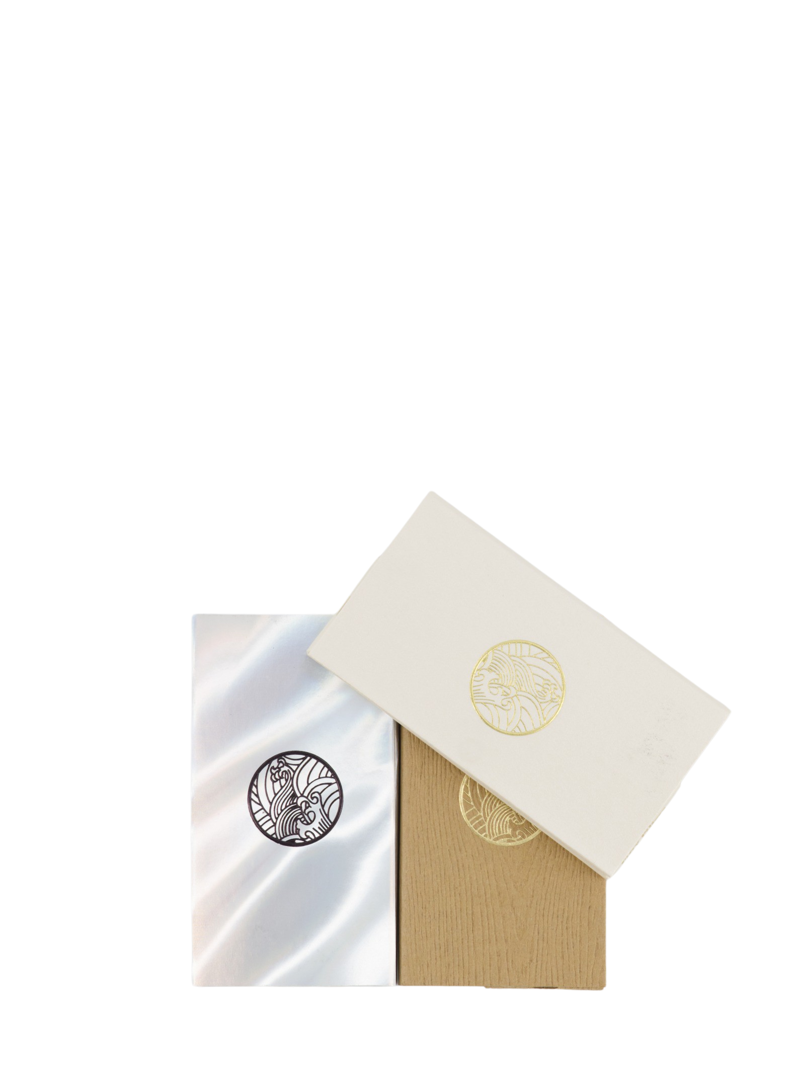The standard version of the most stylish papers designed in New York City. Made in France from organic hemp, the ultra-slow burn, additive-free papers not only taste great but are sure to turn heads the second they are pulled out of your pocket. The booklet closes with a satisfyingly secure magnet.