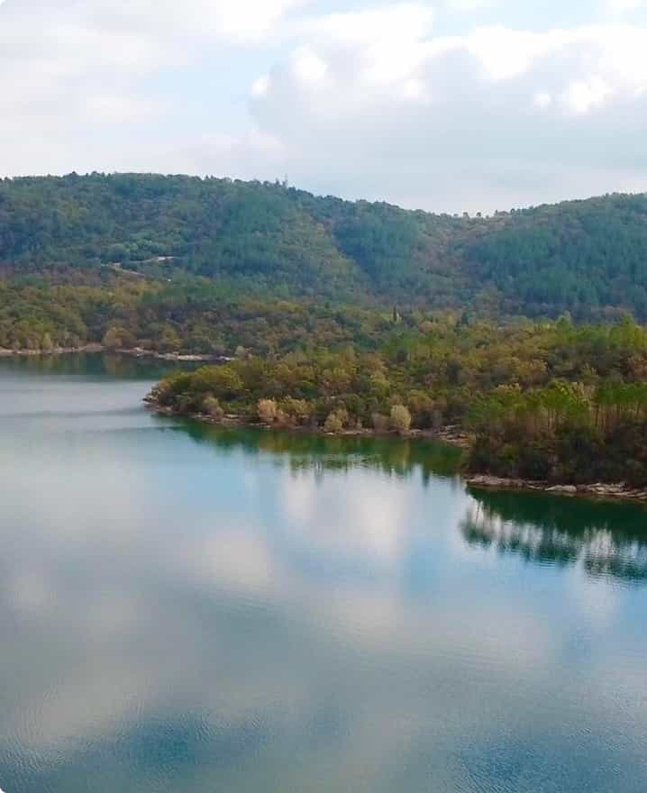 Le lac de Saint Cassien : un terrain de jeu gigantesque permettant d'organiser des événements inédits.