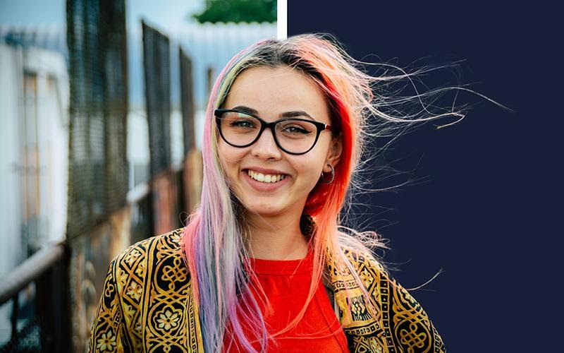 Una mujer sonriendoDescripción generada automáticamente