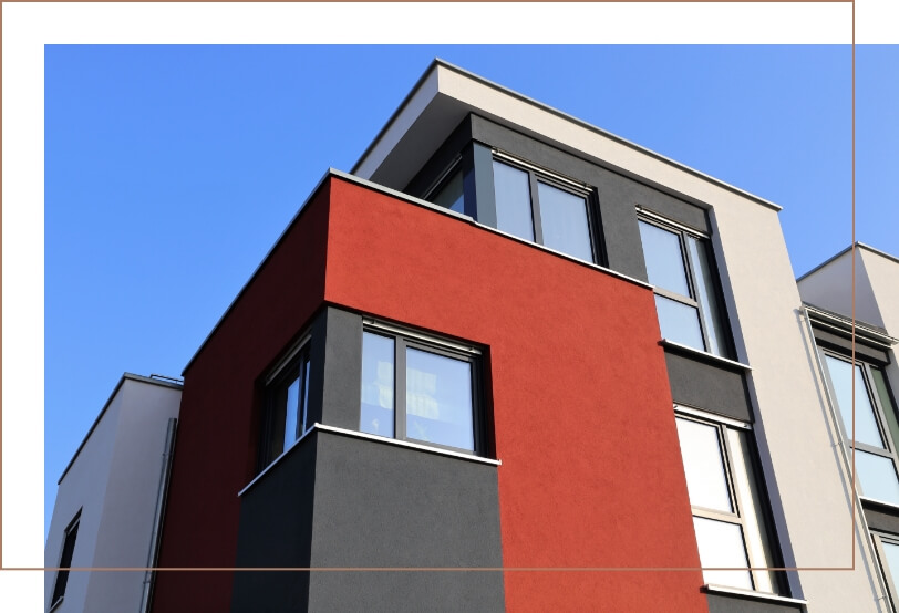 Fassadengestaltung mit pflegeleichten und preisgünstigen Kunststofffenstern.
