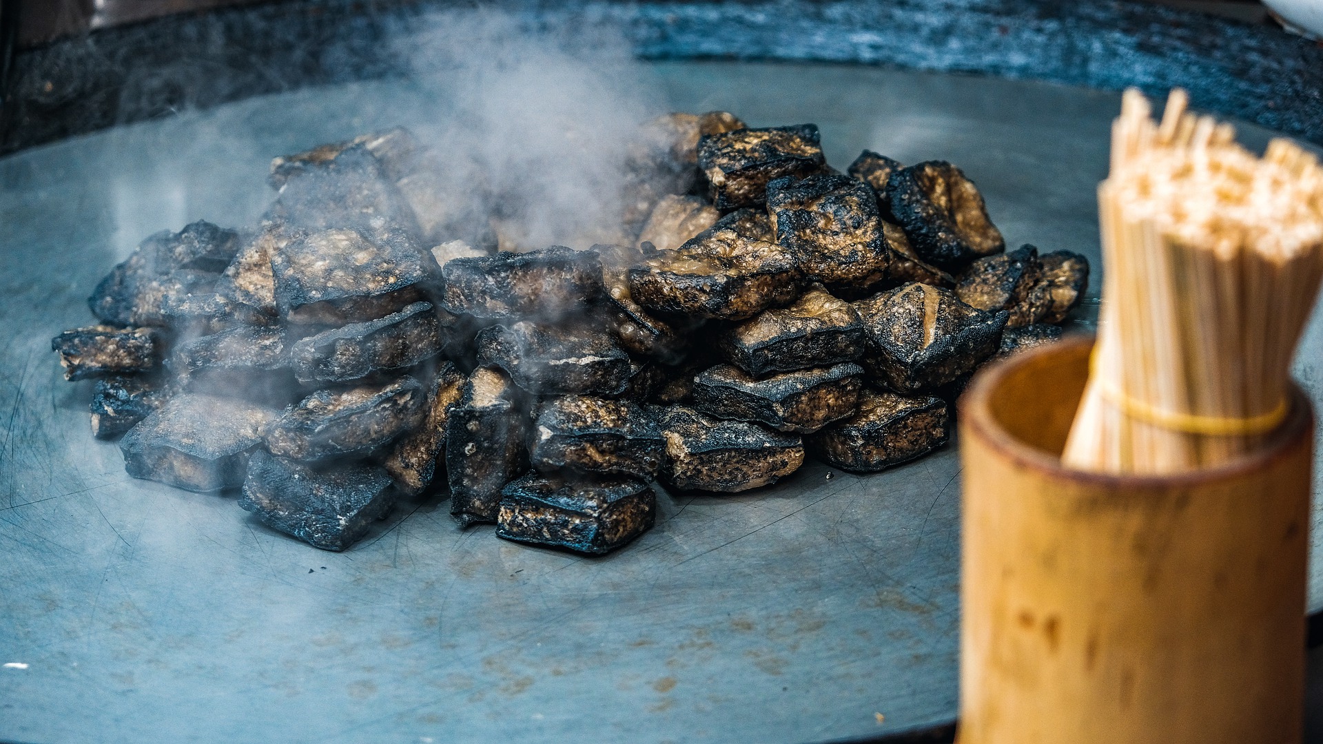 вонючий тофу блюдо. самые необычные фастфуды. вонючий тофу. чанша вонючий тофу. ферментированный тофу.