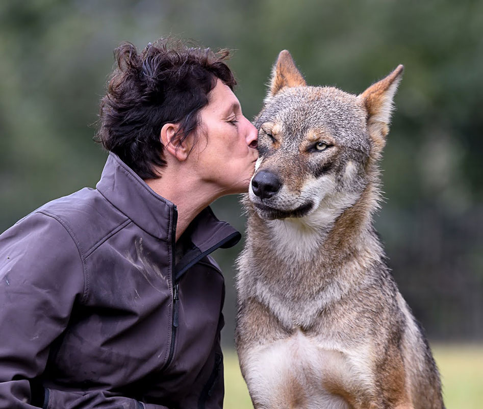 Muriel Bec embrassant un loup