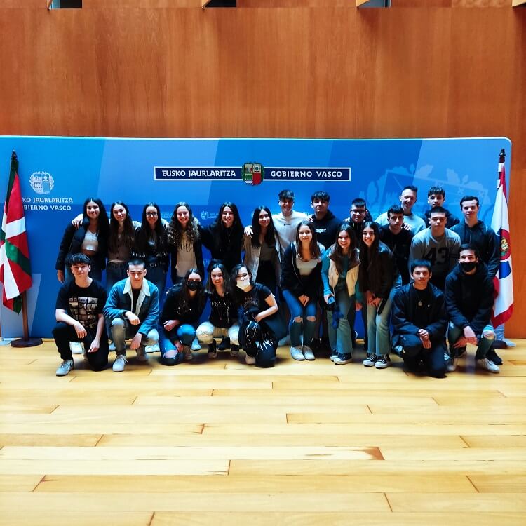 ZABALBURU - Visita a la sede de la Ertzaintza