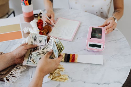 Tangan memegang uang kertas dolar Amerika