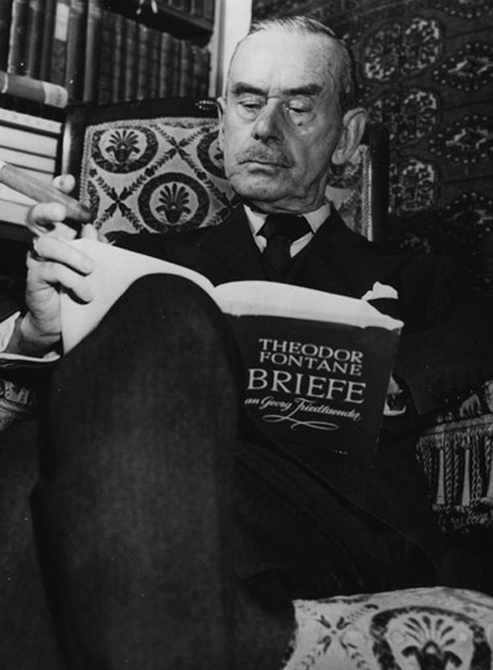 Thomas Mann leyendo un libro