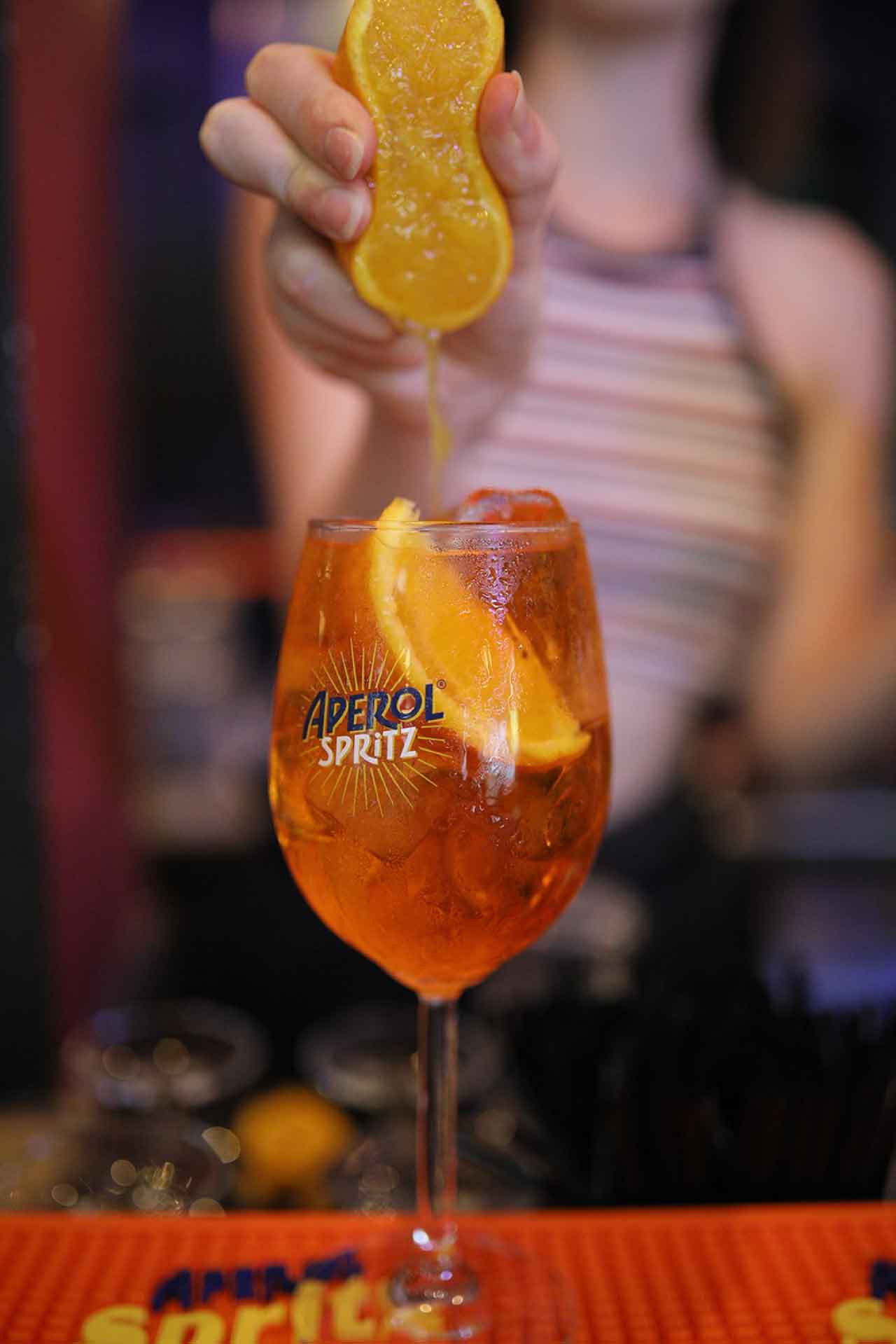 Bartender making aperol spritz