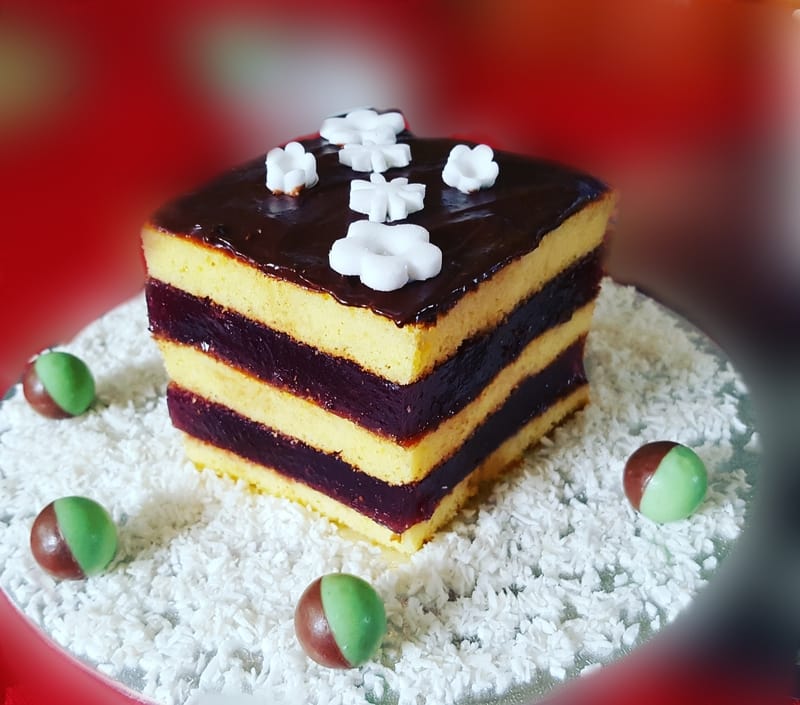 Cornflour sponge cake with blackcurrant jelly FoodeLand
