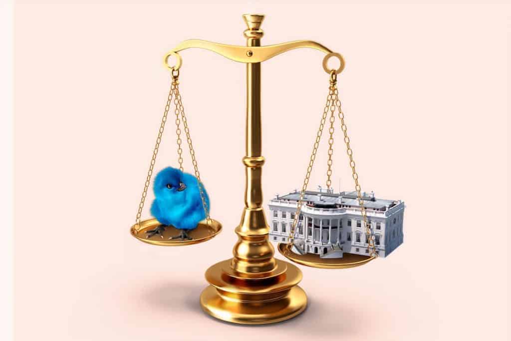 Oiseau bleu de twitter sur une balance