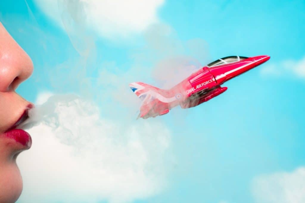 Création de contenu web - Montage femme qui souffle sur un avion
