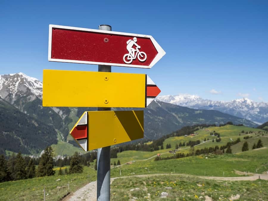 Panneaux de direction au sommet d'une montagne