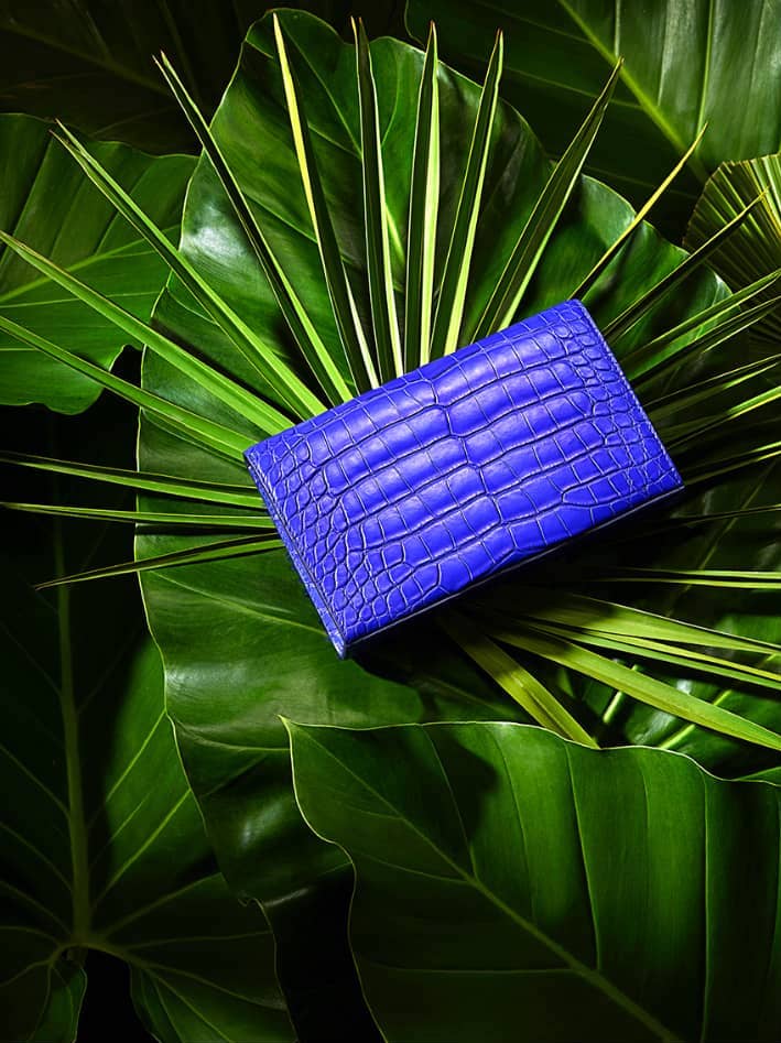 Pochette plumes bleu et cuir python haute couture Majorelle Ingrid Paris de dos