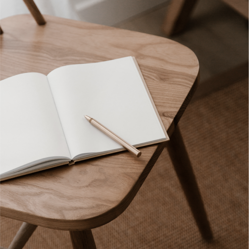 Allicante fotografie van tafel, pen en papier