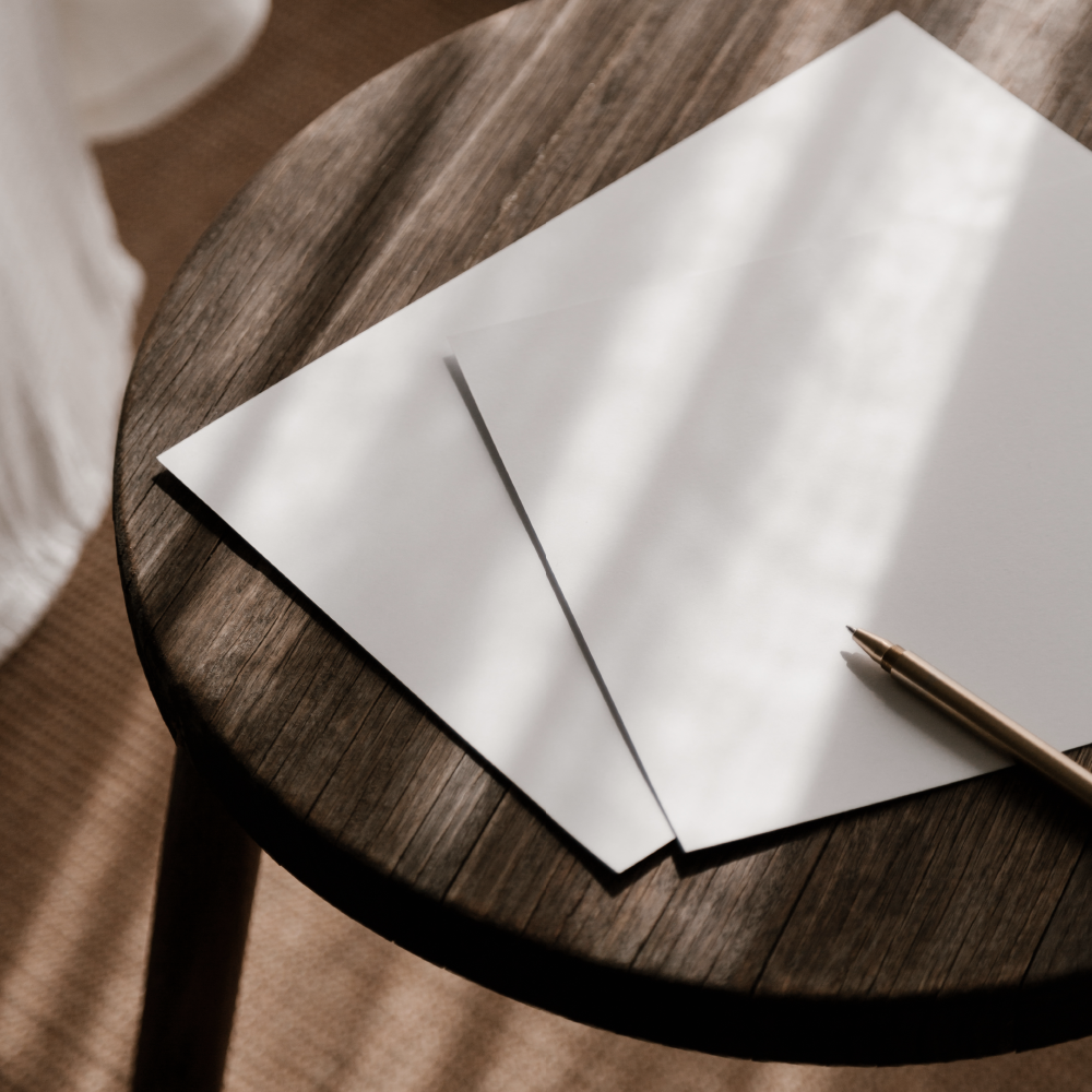 Allicante fotografie van een tafel, pen en papier