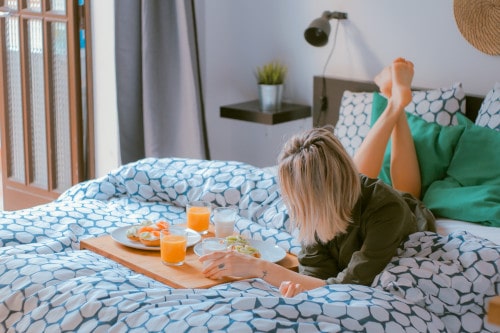 Image d'une femme sur un lit dans un hôtel