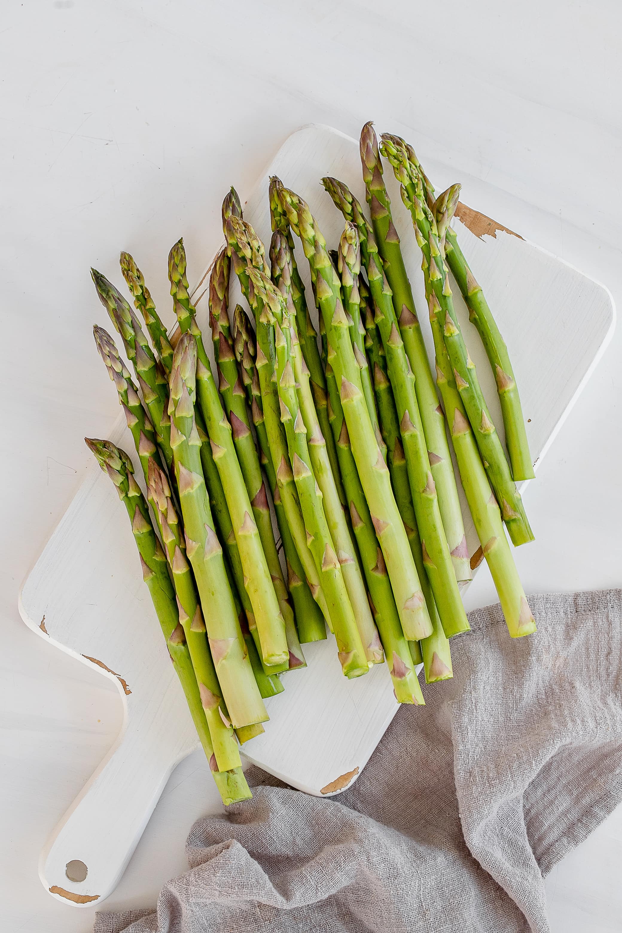 asparagus on cutting board