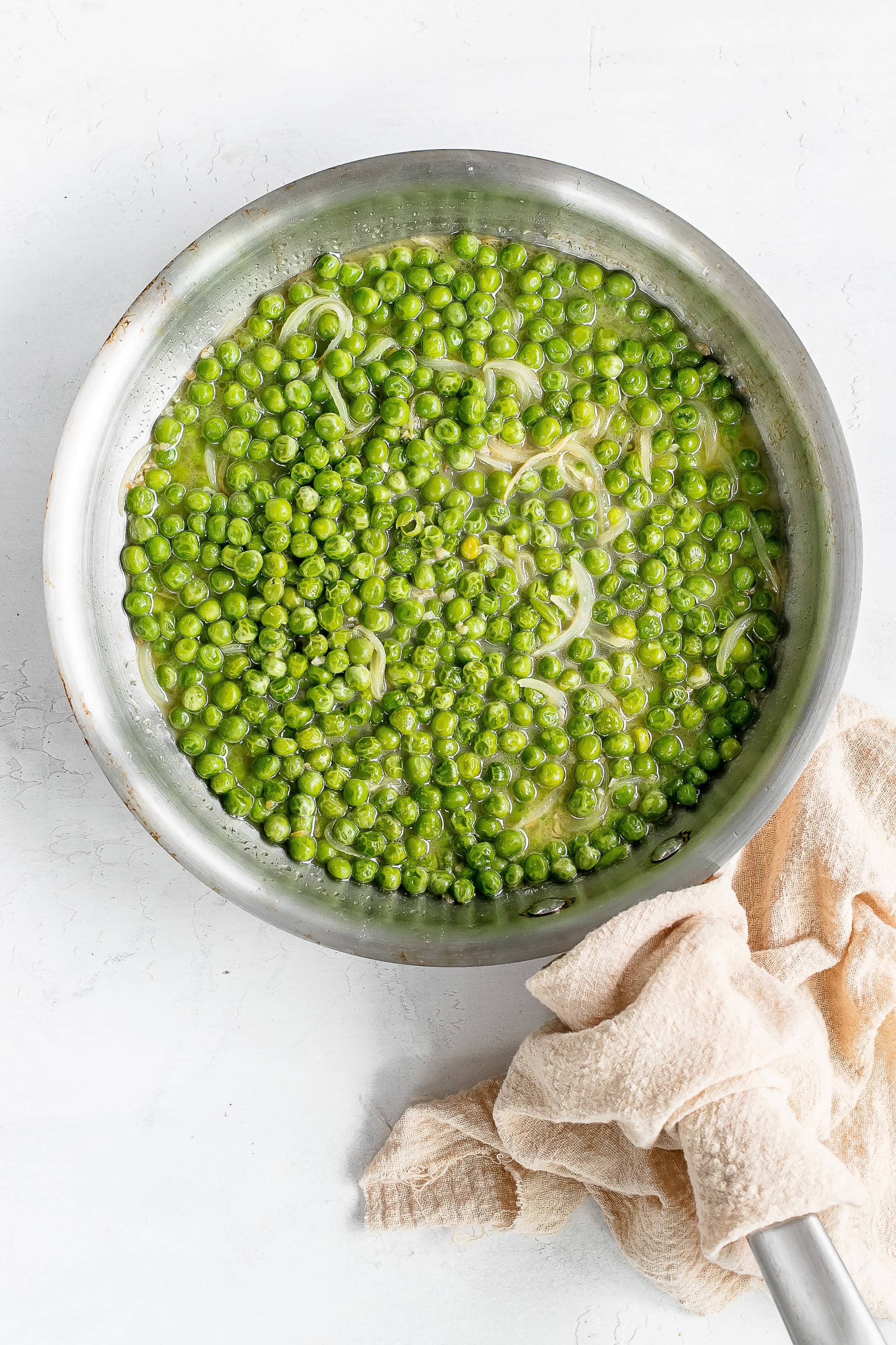 peas in skillet with broth.