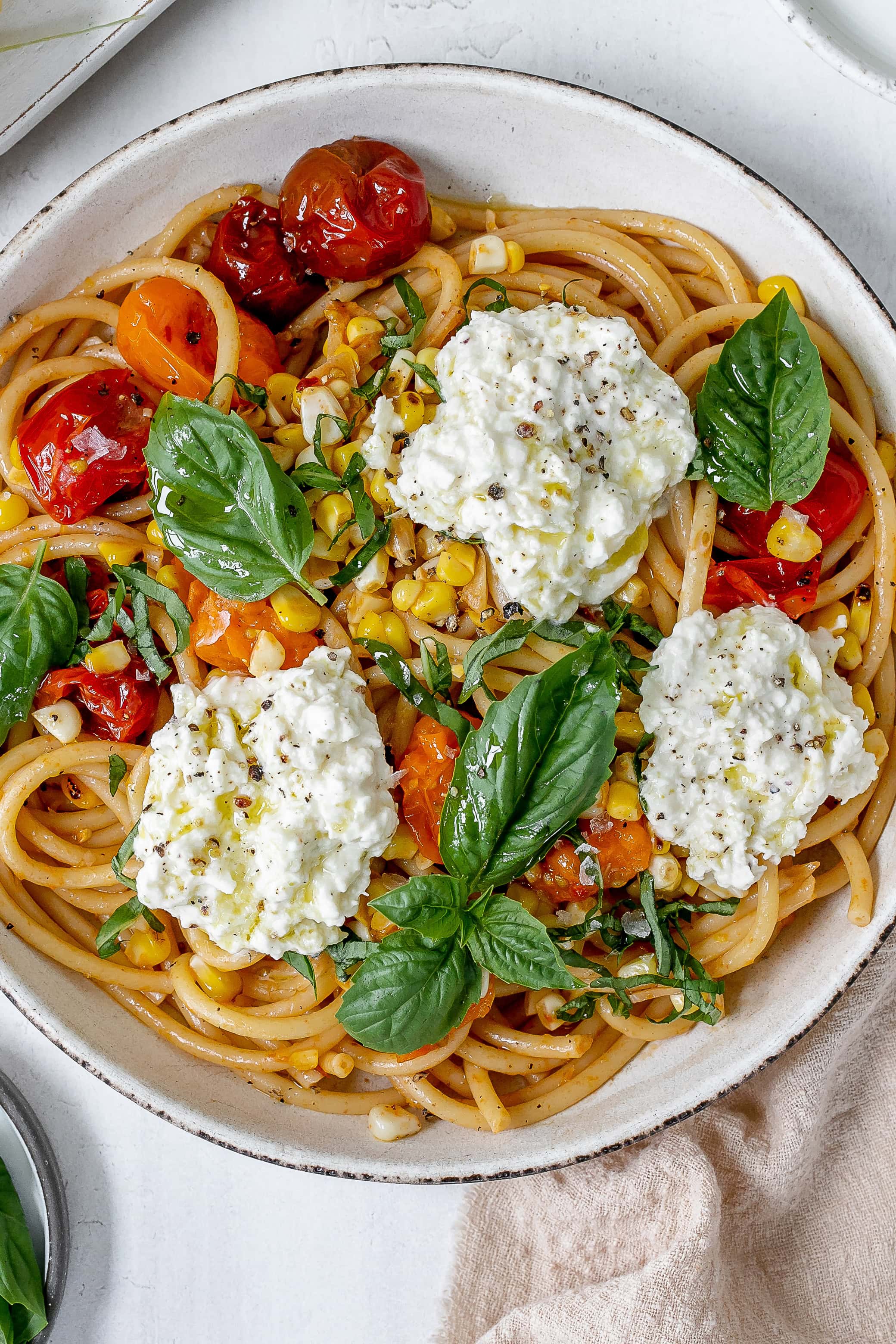 tomato and corn pasta in a pasta bowl.