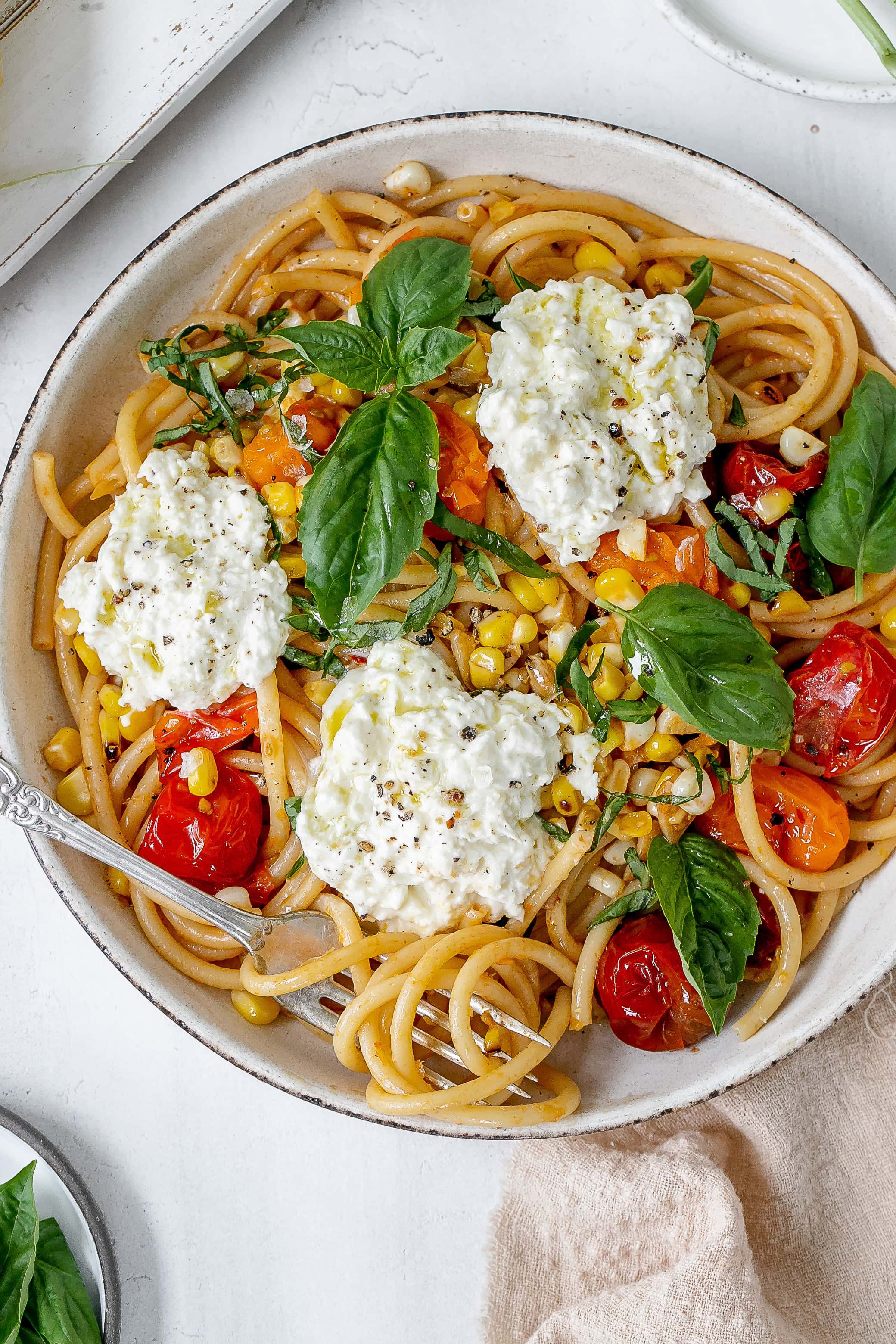 tomato and corn pasta in a pasta bowl.