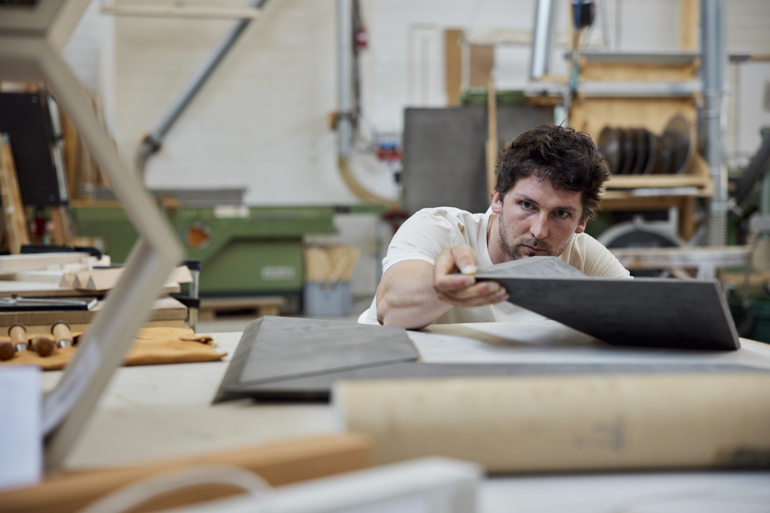 Schreiner in der Werkstatt