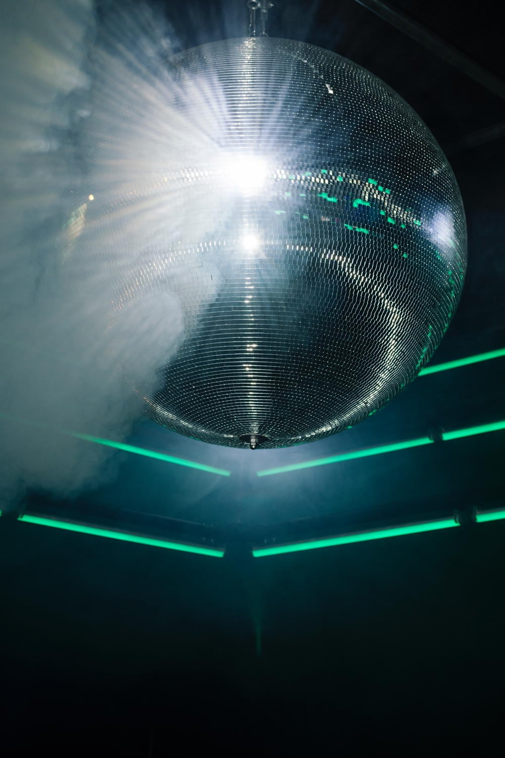 Disco Ball hängt von der Decke